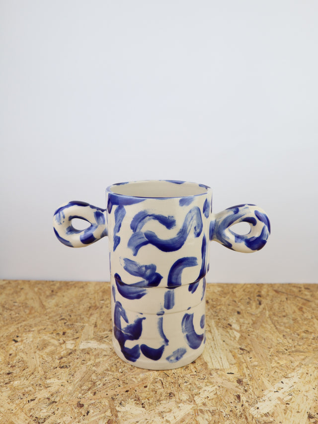 Dialog vase in deep blue sea