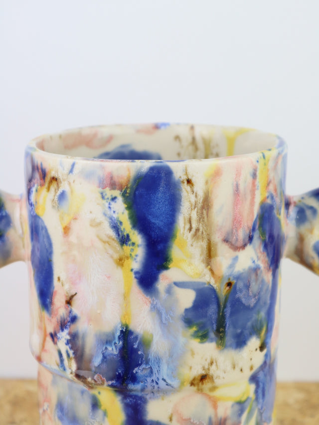 Dialog vase in melted flowers