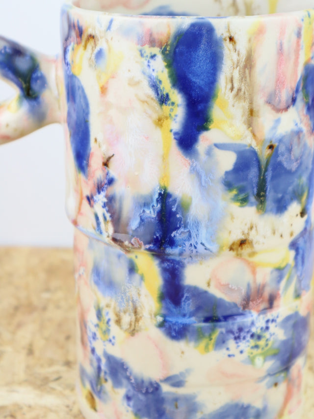 Dialog vase in melted flowers