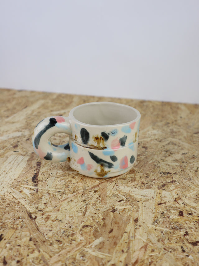 Dialog cup with color strokes