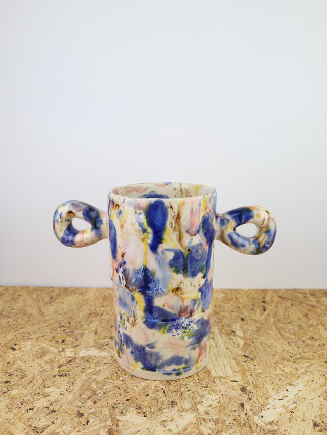 Dialog vase in melted flowers