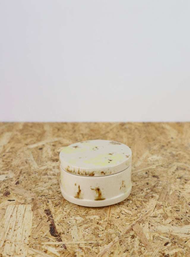 Dialog "beige, yellow and brown" small container with lid