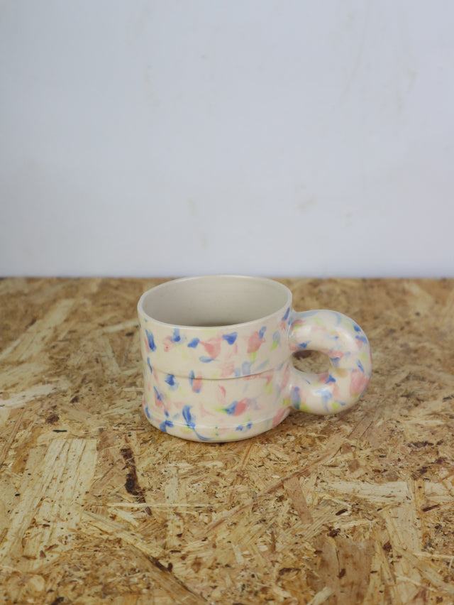 Dialog cup in pastel drip drop