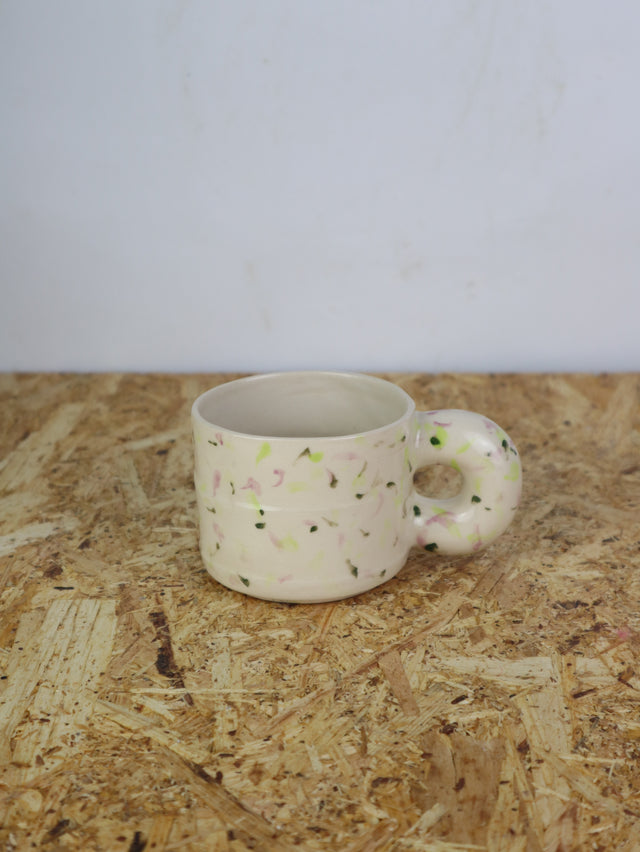 Dialog cup in delicate flowers colors
