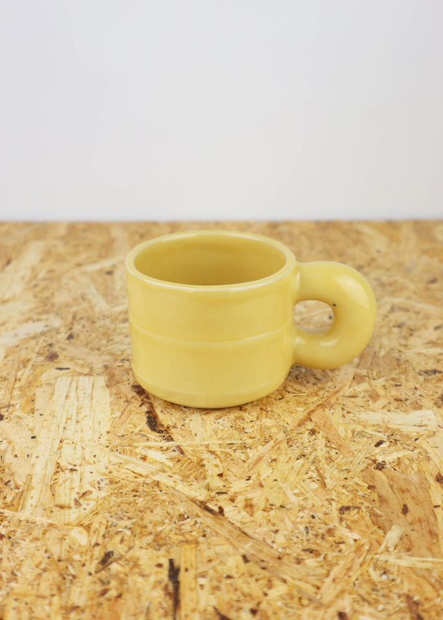 Dialog cup in soft yellow